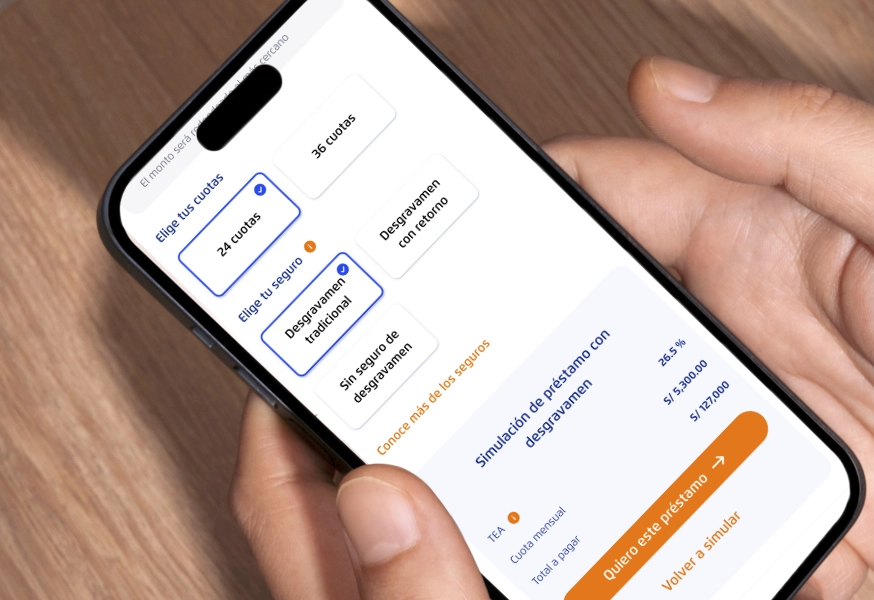 Mockups móviles de la anterior pantalla de simulación del crédito Pyme sobre fondo de manos de un usuario.