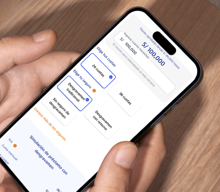 Mano sosteniendo celular con pantalla de simulación del crédito