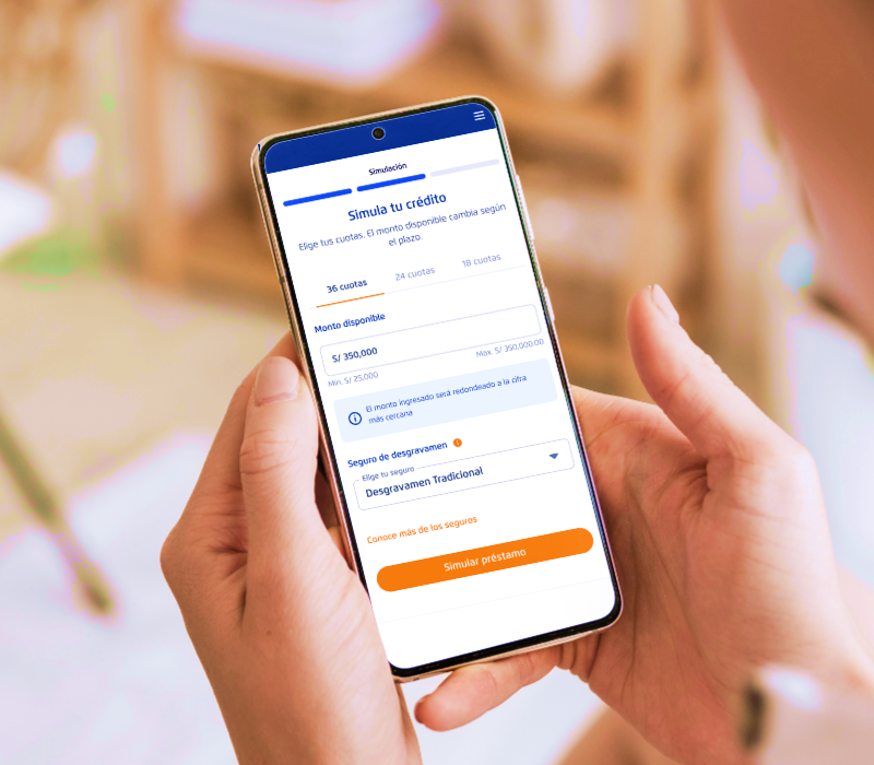 Manos sosteniendo celular con crédito personalizable en pantalla